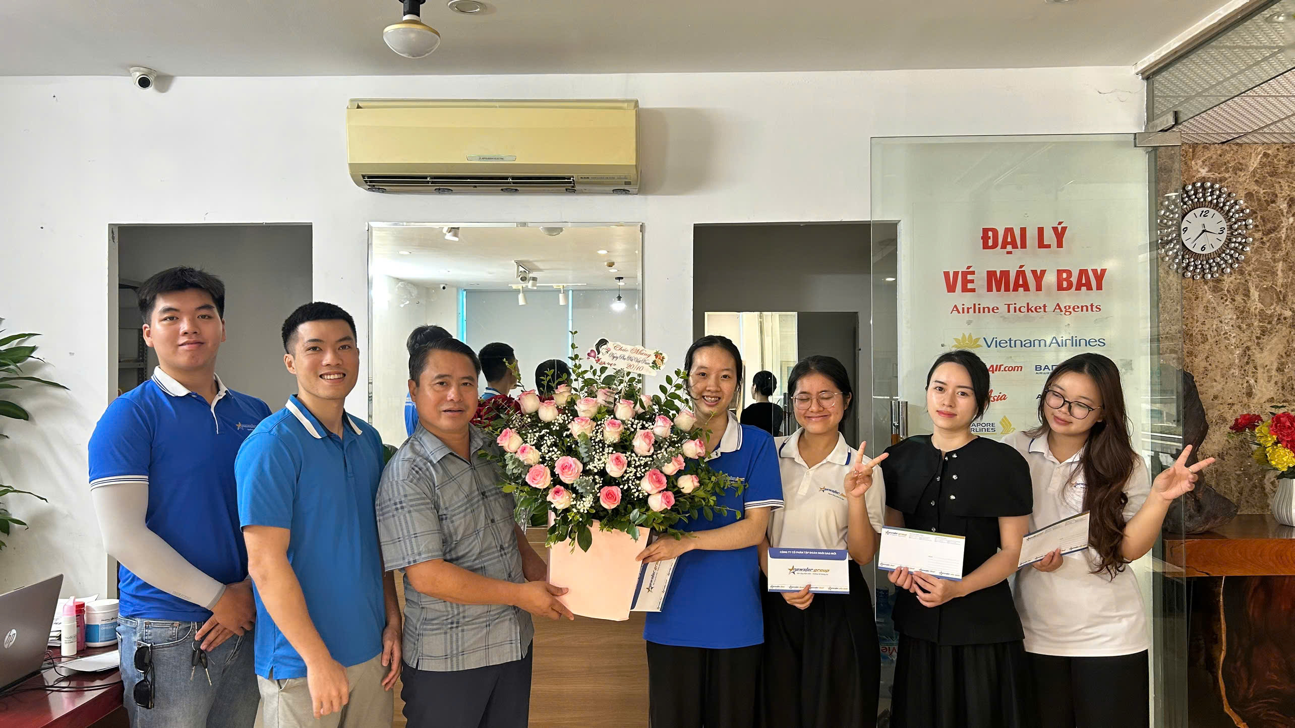 NEWSTAR GROUP TỔ CHỨC TẶNG HOA, TRAO THƯỞNG CHO CHỊ EM NHÂN DỊP NGÀY PHỤ NỮ VIỆT NAM 20/10